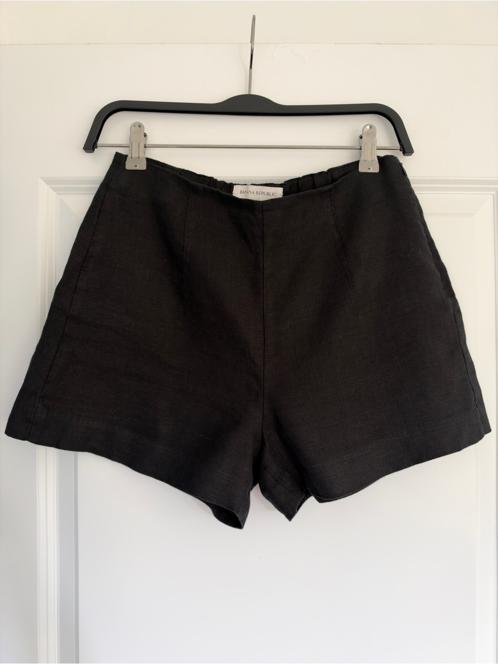 Banana Republic linen shorts in black. Size 0